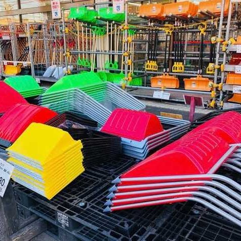 雪国以外の場所では縁のないあらゆる種類の雪かきスコップ